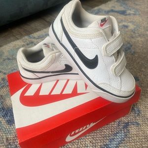 White/black Nike- Court Legacy Low Top Sneaker